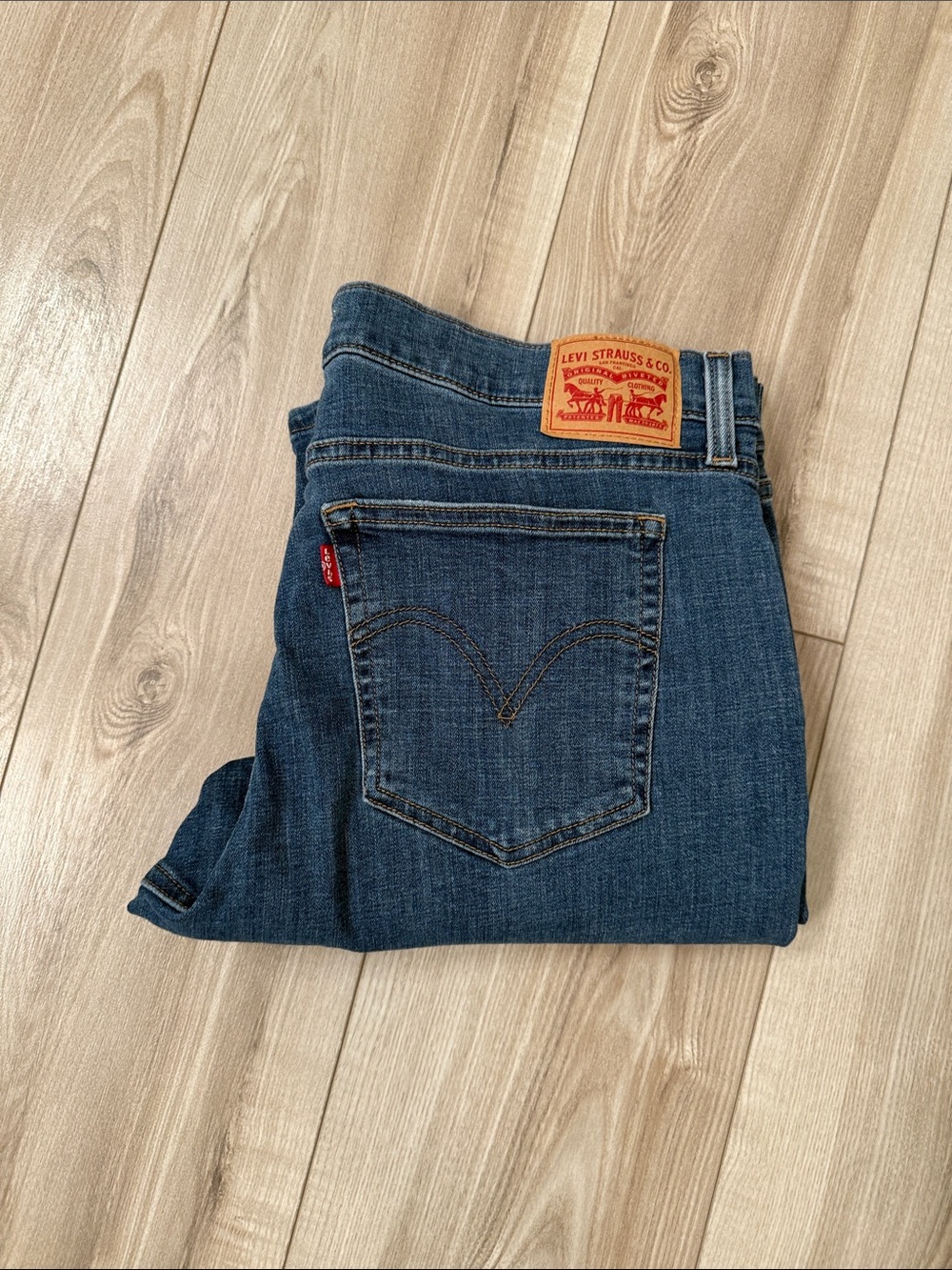 Levi's Women's Blue Cropped Ankle Jeans - size 33